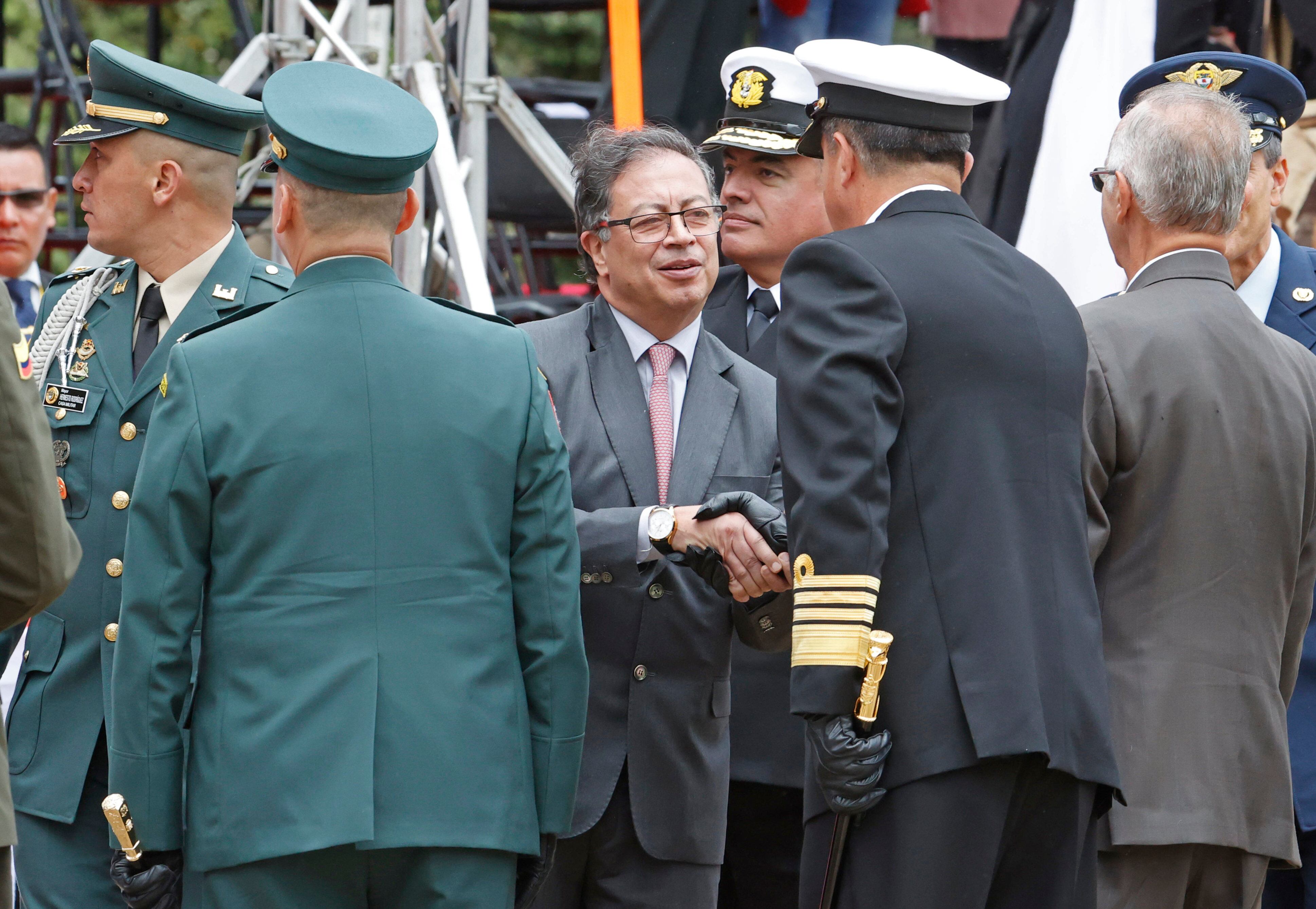 El presidente de Colombia, Gustavo Petro, saluda a miembros de la cúpula militar durante la conmemoración del aniversario de la Batalla de Boyacá. EFE/ Mauricio Dueñas Castañeda