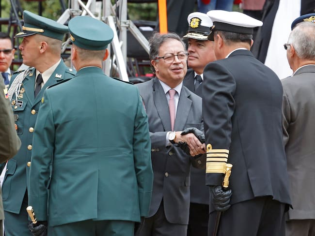 El presidente de Colombia, Gustavo Petro, saluda a miembros de la cúpula militar durante la conmemoración del aniversario de la Batalla de Boyacá. EFE/ Mauricio Dueñas Castañeda