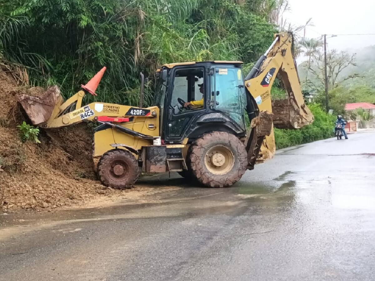 Más de 10 derrumbes tienen bloqueados varios municipios del norte de Caldas