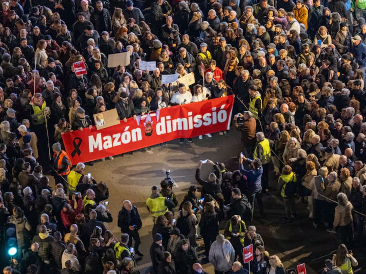 Valencianos piden la dimisión de su presidente, Carlos Mazón, por gestion de la DANA