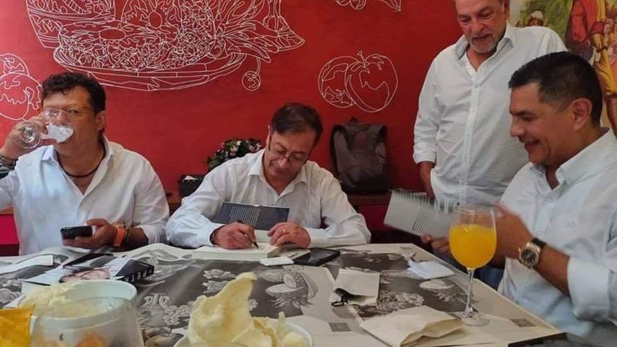 Los políticos compartieron un almuerzo en el restaurante Platillos Voladores. Foto: Cortesía.