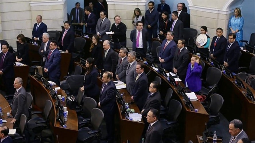 Desde las barras del Senado lanzaron ratones y obligaron a aplazar la sesión. Foto: Colprensa