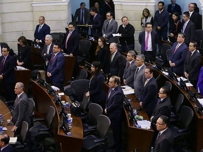 Desde las barras del Senado lanzaron ratones y obligaron a aplazar la sesión. Foto: Colprensa