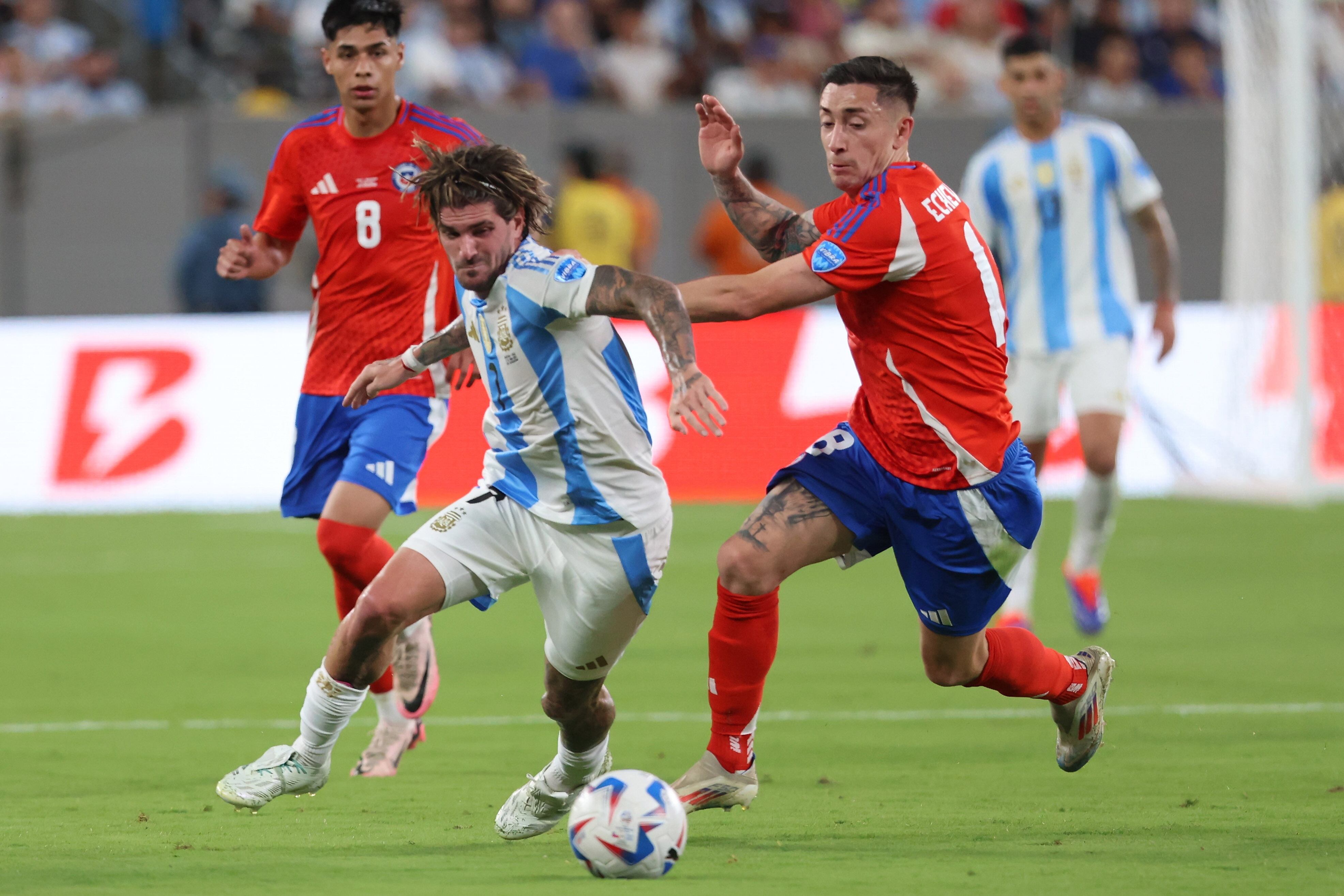 East Rutherford (United States), 25/06/2024.- Argentina midfielder Rodrigo De Paul (L) and Chile defender Rodrigo Echeverria (R) battle for the ball during the first half of the CONMEBOL Copa America 2024 group A soccer match between Argentina and Chile, at MetLife Stadium in East Rutherford, New Jersey, USA, 25 June 2024. EFE/EPA/JUSTIN LANE