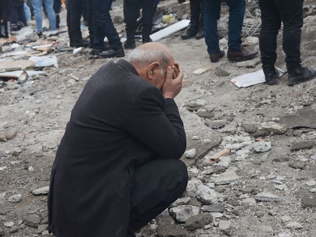 Periodista en Turquía relata la angustia de los sobrevivientes al terremoto