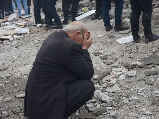 Periodista en Turquía relata la angustia de los sobrevivientes al terremoto