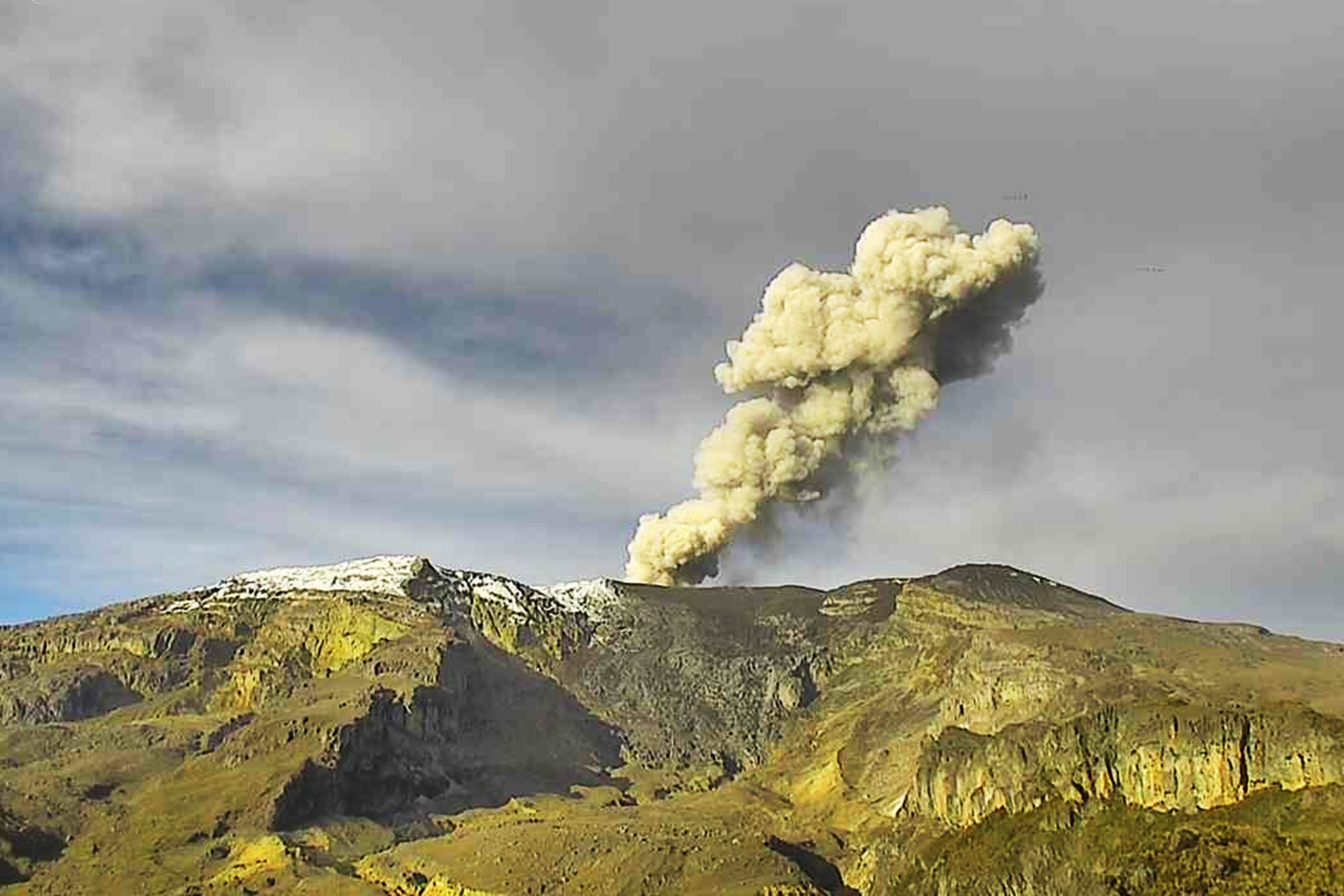 Fotografía cedida hoy por el Servicio Geológico Colombiano que muestra la emisión de ceniza captada este domingo en el cráter del volcán Nevado del Ruiz, desde Manizales. EFE/ Servicio Geológico Colombiano.