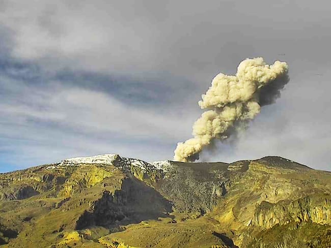 Fotografía cedida hoy por el Servicio Geológico Colombiano que muestra la emisión de ceniza captada este domingo en el cráter del volcán Nevado del Ruiz, desde Manizales. EFE/ Servicio Geológico Colombiano.