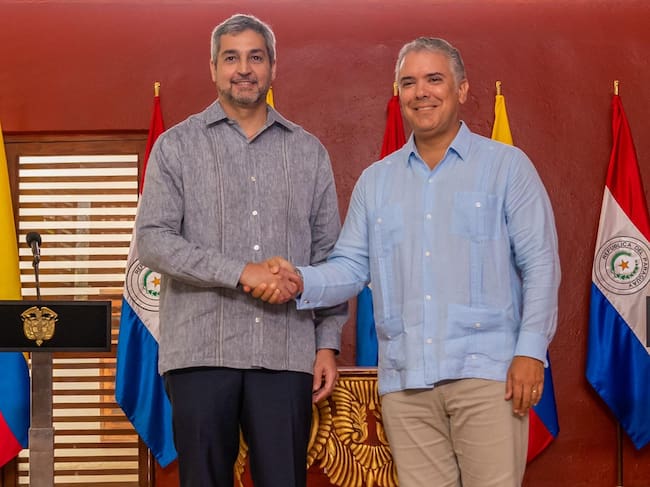 Con la firma de dos acuerdos de cooperación bilateral en materia de derechos humanos y licencias de conducción, y el anuncio de constituir un Gabinete Binacional para hacer una coordinación de políticas públicas en múltiples frentes, concluyó e en Cartagena la visita oficial a Colombia del Presidente de Paraguay, Mario Abdo Benítez. / FOTO: Presidencia