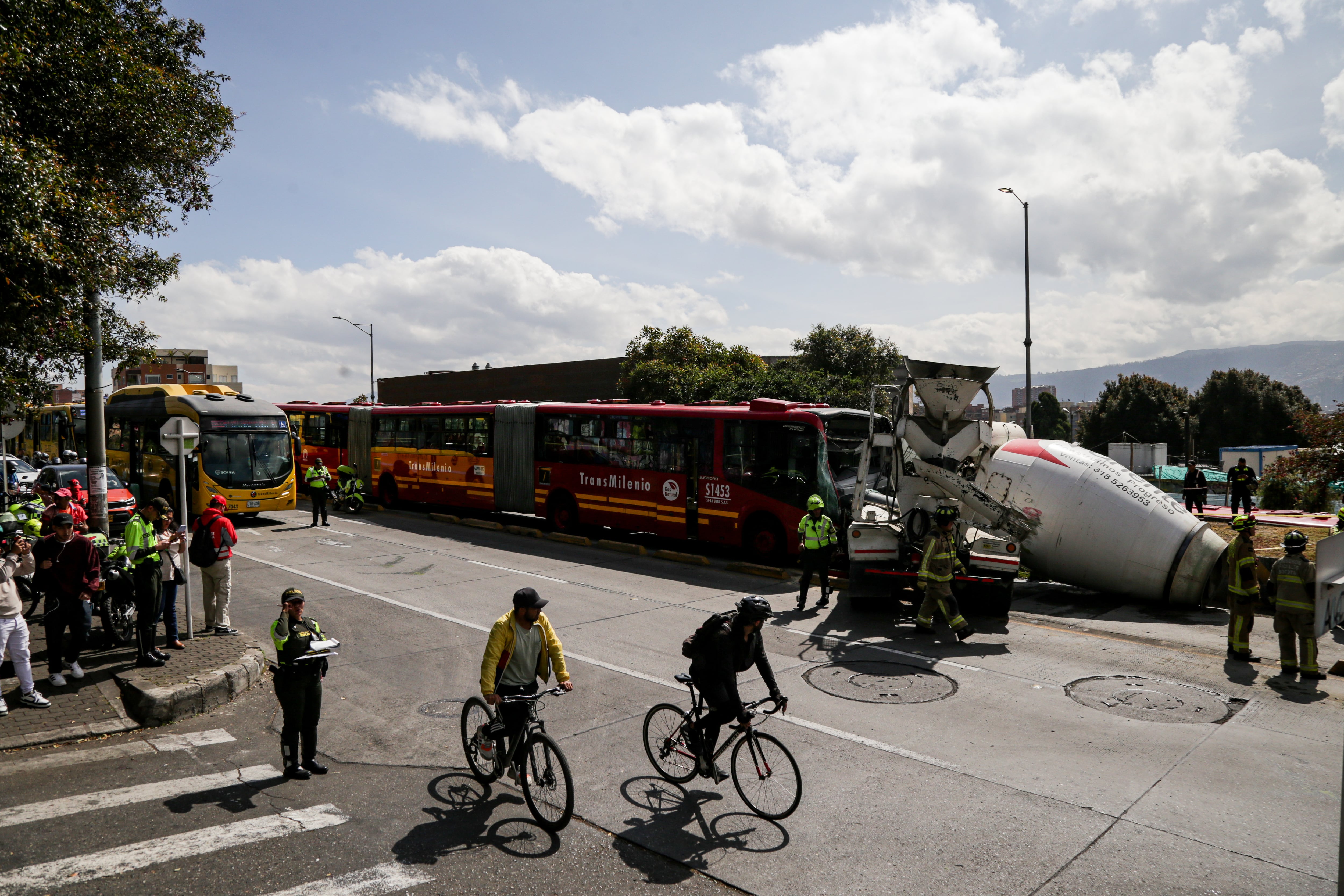 Bogotá. Agosto 23 de 2024. Accidente de tránsito entre una mezcladora de cementos y un articulado de TransMilenio en cercanías de la avenida Suba y Avenida Boyacá. (Colprensa - Mariano Vimos)