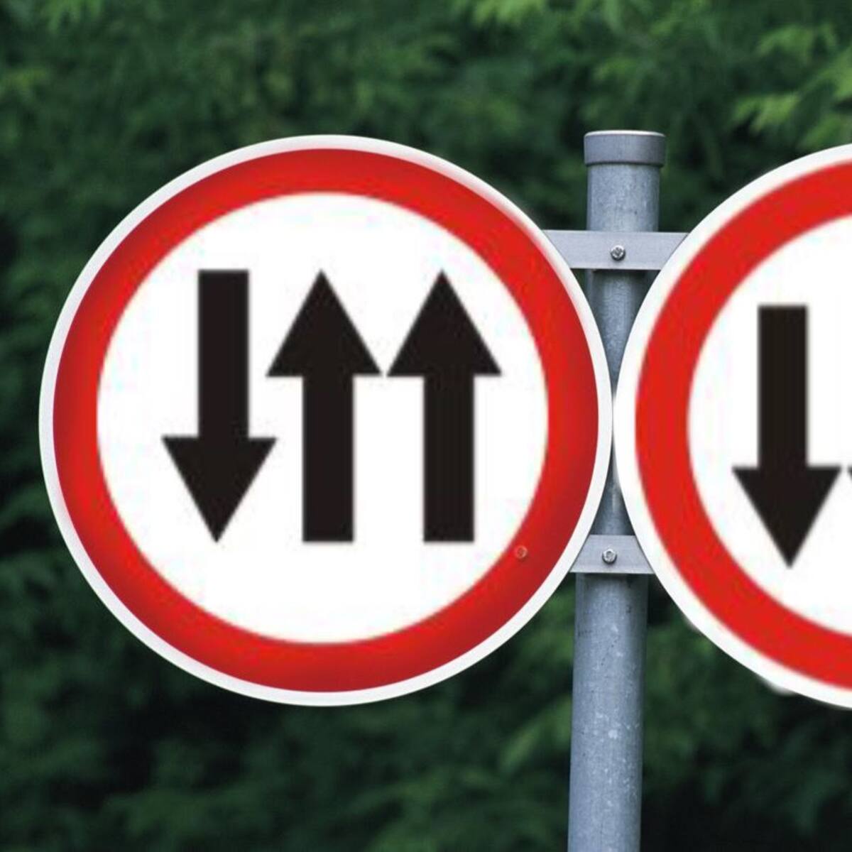 Qué significa la señal de tránsito roja con tres flechas: esta es la multa por infringirla