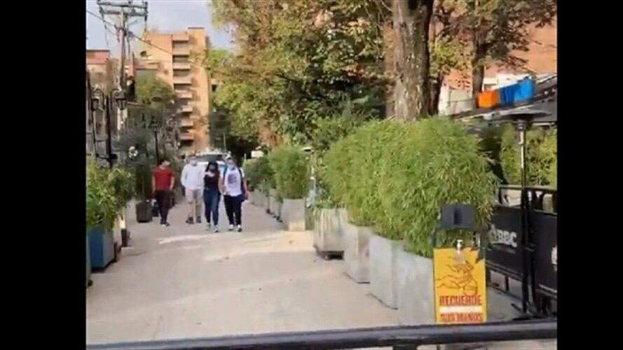 Un ciudadano que pasa por el lugar manifiesta que es una medida adoptada por los restaurantes de la zona "para evitar que molesten" a los comensales.. Foto: Pantallazo video
