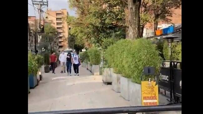 Un ciudadano que pasa por el lugar manifiesta que es una medida adoptada por los restaurantes de la zona "para evitar que molesten" a los comensales.. Foto: Pantallazo video