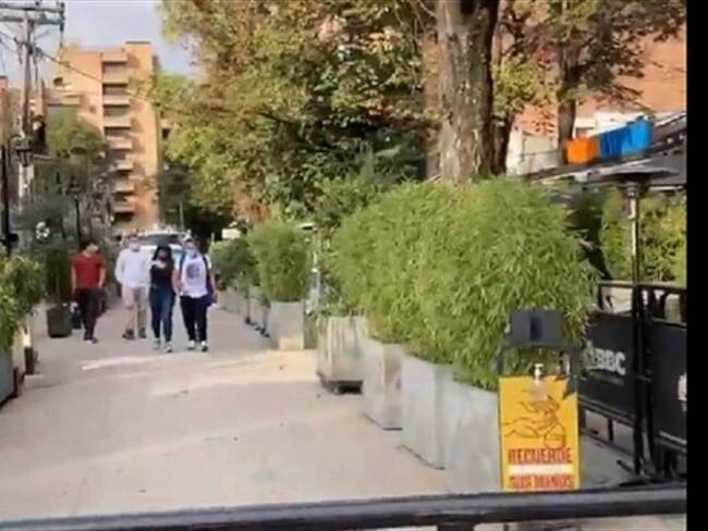 Un ciudadano que pasa por el lugar manifiesta que es una medida adoptada por los restaurantes de la zona "para evitar que molesten" a los comensales.. Foto: Pantallazo video