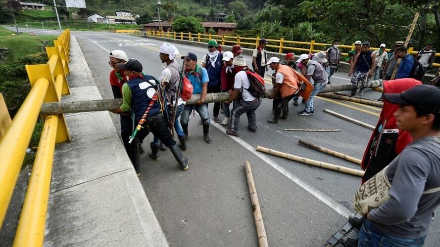 Si bien el diálogo se mantiene, el Gobierno sigue rechazando las vías de hecho y garantizando que se mantenga abierta la vía alterna. Foto: Getty Images