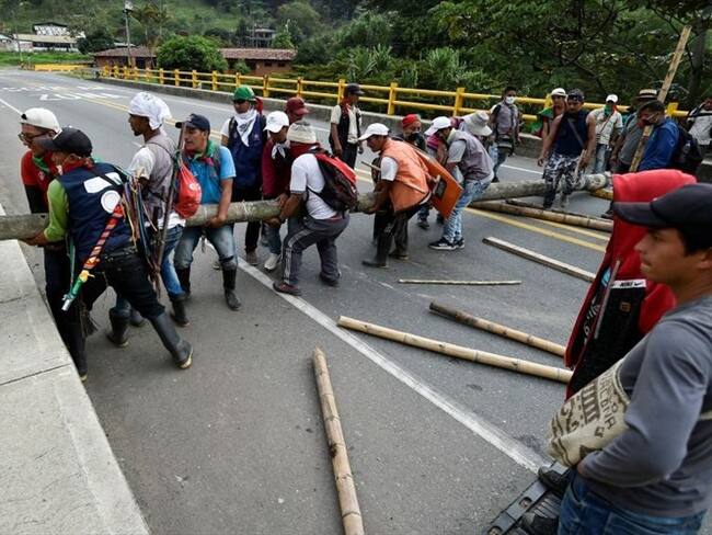 Si bien el diálogo se mantiene, el Gobierno sigue rechazando las vías de hecho y garantizando que se mantenga abierta la vía alterna. Foto: Getty Images