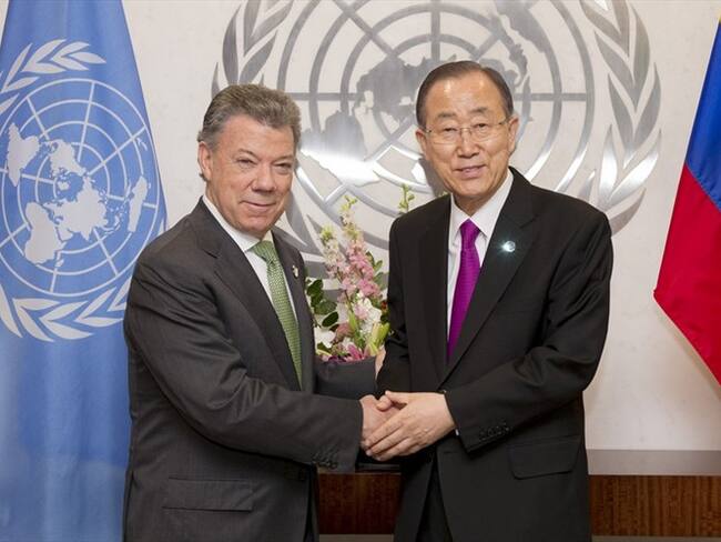 El presidente Juan Manuel Santos Calderon (i), mientras estrecha la mano del secretario general de Naciones Unidas, Ban Ki-moon (d). Foto: Agencia EFE - Rick Bajornas