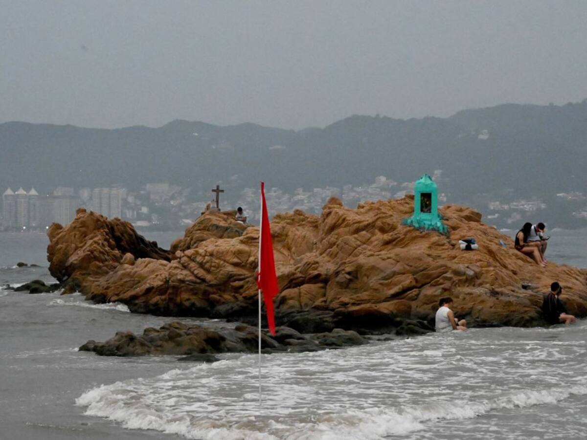 México reporta daños en las principales carreteras de Guerrero por el huracán Otis