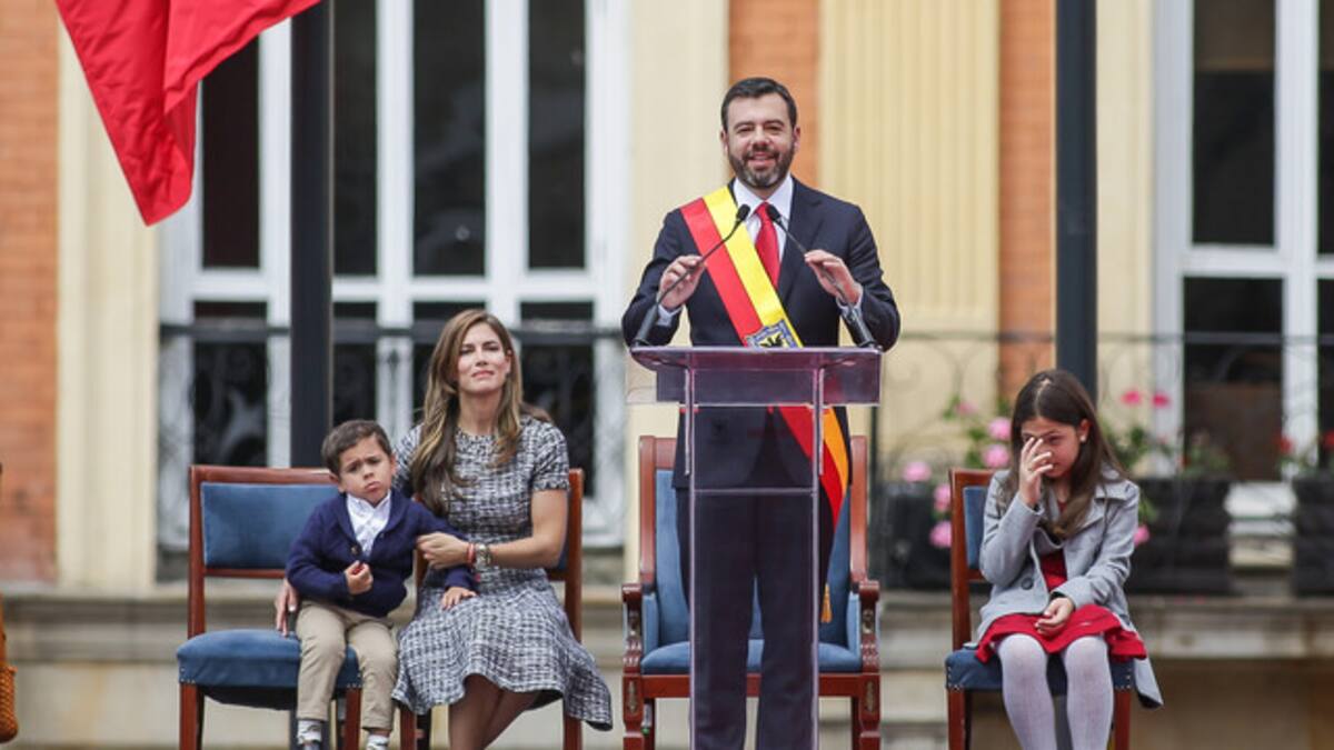Primera ofensiva de Galán contra multimillonario proyecto adjudicado por Claudia López