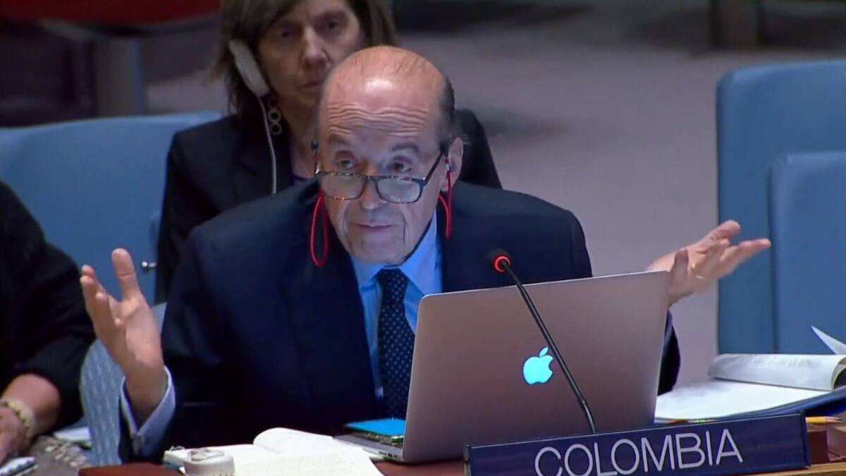 Que haga lo que se le de la gana: canciller Álvaro Leyva sobre empresa de su hijo