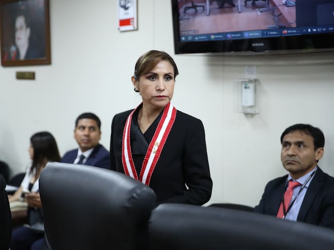 AME2125. LIMA (PERÚ), 05/12/2023.- La fiscal general de Perú, Patricia Benavides, asiste a una citación ante la Comisión de Fiscalización del Congreso peruano, presidida por Wilson Rusbel Quispe (i) hoy, en Lima (Perú). Benavides fue citada para responder por su "presunta vinculación a una organización criminal" dedicada al tráfico de influencias y de la que supuestamente se beneficiaron varios diputados. EFE/ Paolo Aguilar