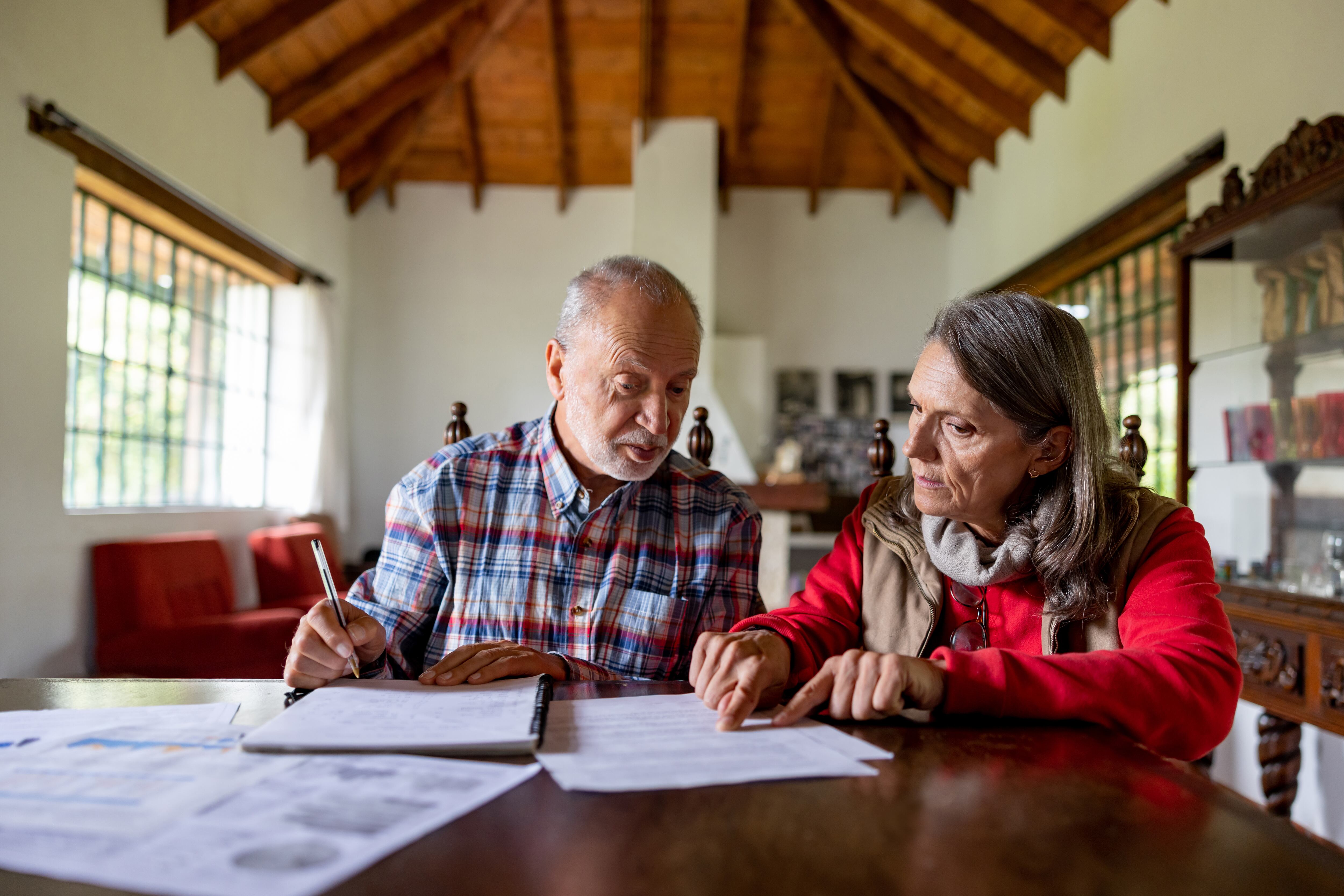 Pensionados calculando la Mesada 13 o prima de navidad. Foto: vía Getty Images