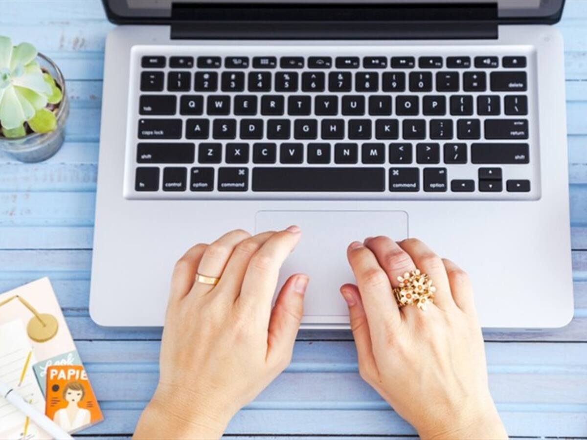En plena clase virtual, una joven tuvo un encuentro íntimo con su pareja