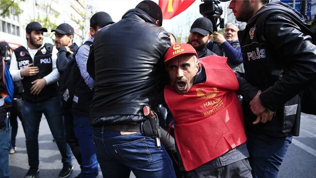 La policía detiene a un manifestante en una marcha para conmemorar el Día Internacional del Trabajo, en Estambul, el 1 de mayo de 2017. Foto: Associated Press - AP
