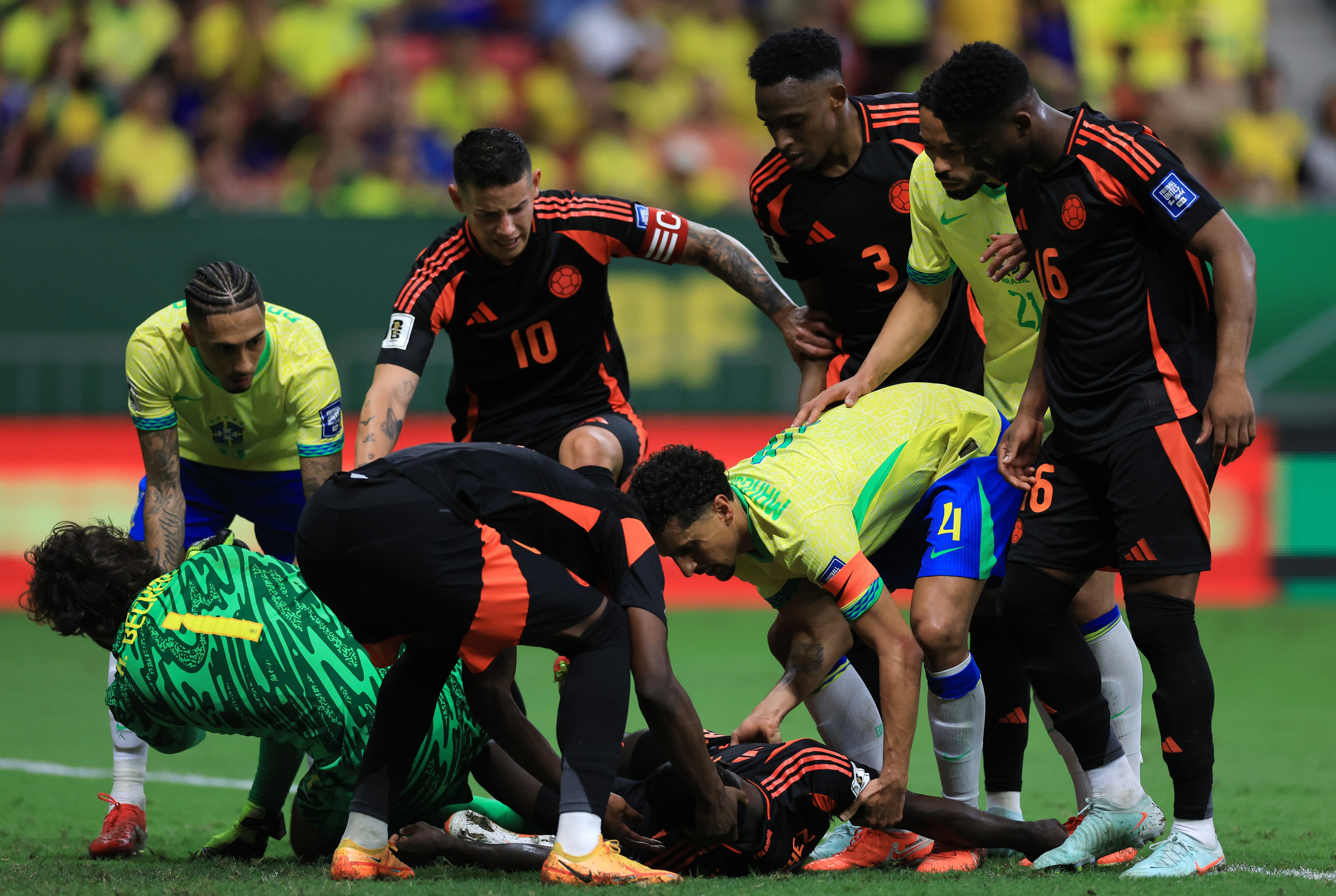 Alisson Becker y Davinson Sánchez. FOTO: vBuda Mendes/Getty Images