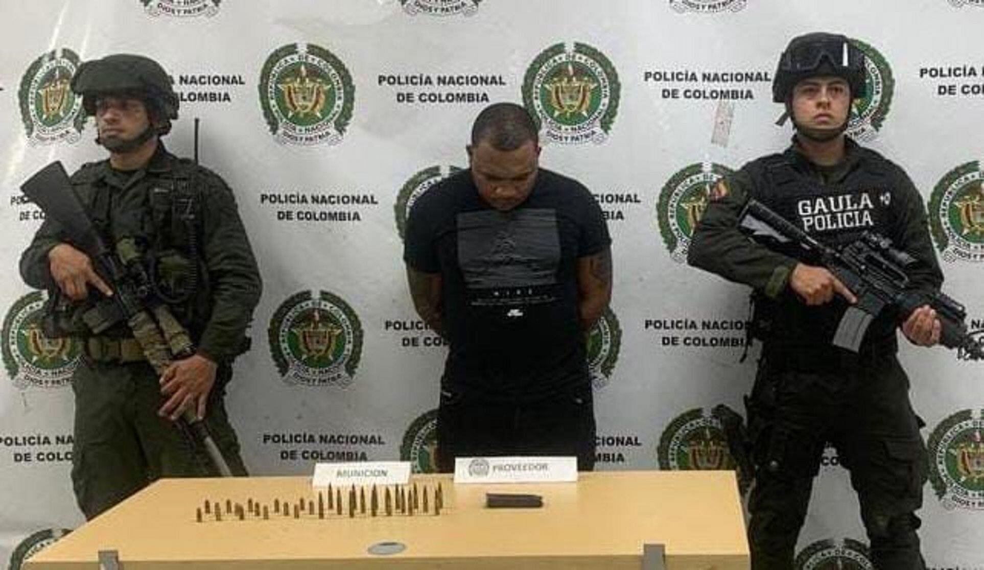 Al momento de su captura, Alias 'Robert', intentó sobornar a los uniformados de la Policía ofreciéndoles dinero para evitar el procedimiento. Foto: Policía.