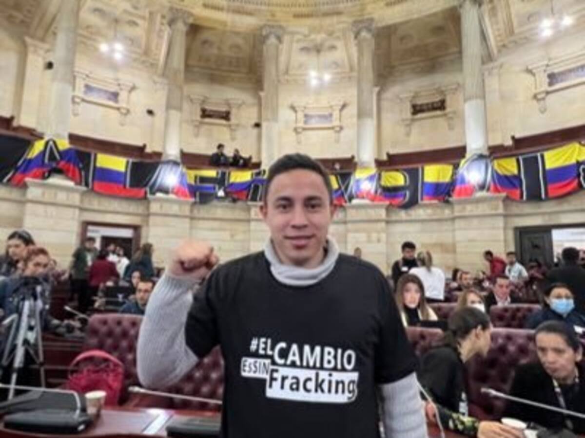 Representante Cristian Avendaño sigue en el Congreso a pesar de demanda