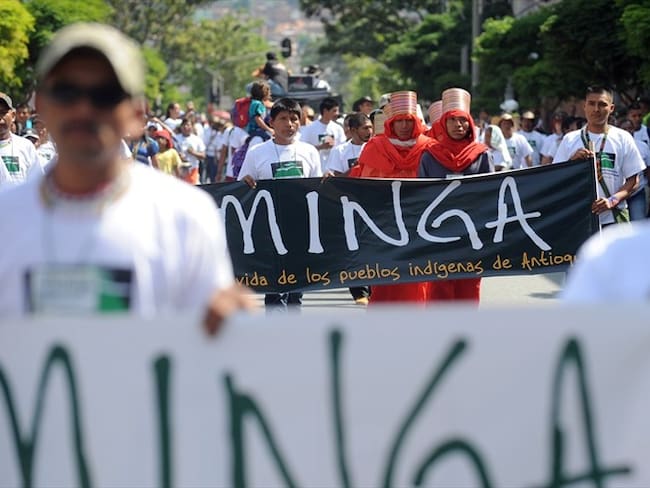 Uribismo y líderes indígenas se enfrentan en debate sobre uso de la fuerza en el Cauca