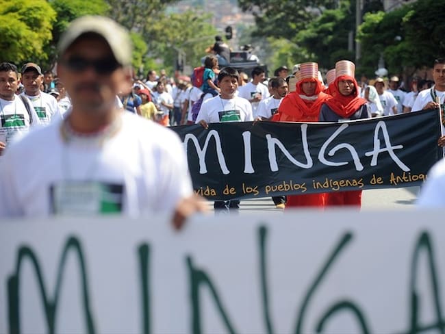 Uribismo y líderes indígenas se enfrentan en debate sobre uso de la fuerza en el Cauca