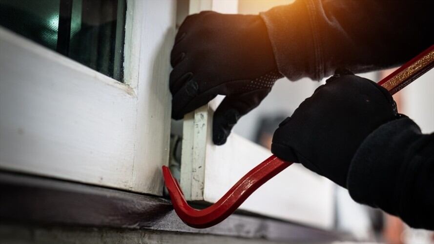 Foto ilustrativa de una persona hurtando. Foto: Getty Images/krisanapong detraphiphat