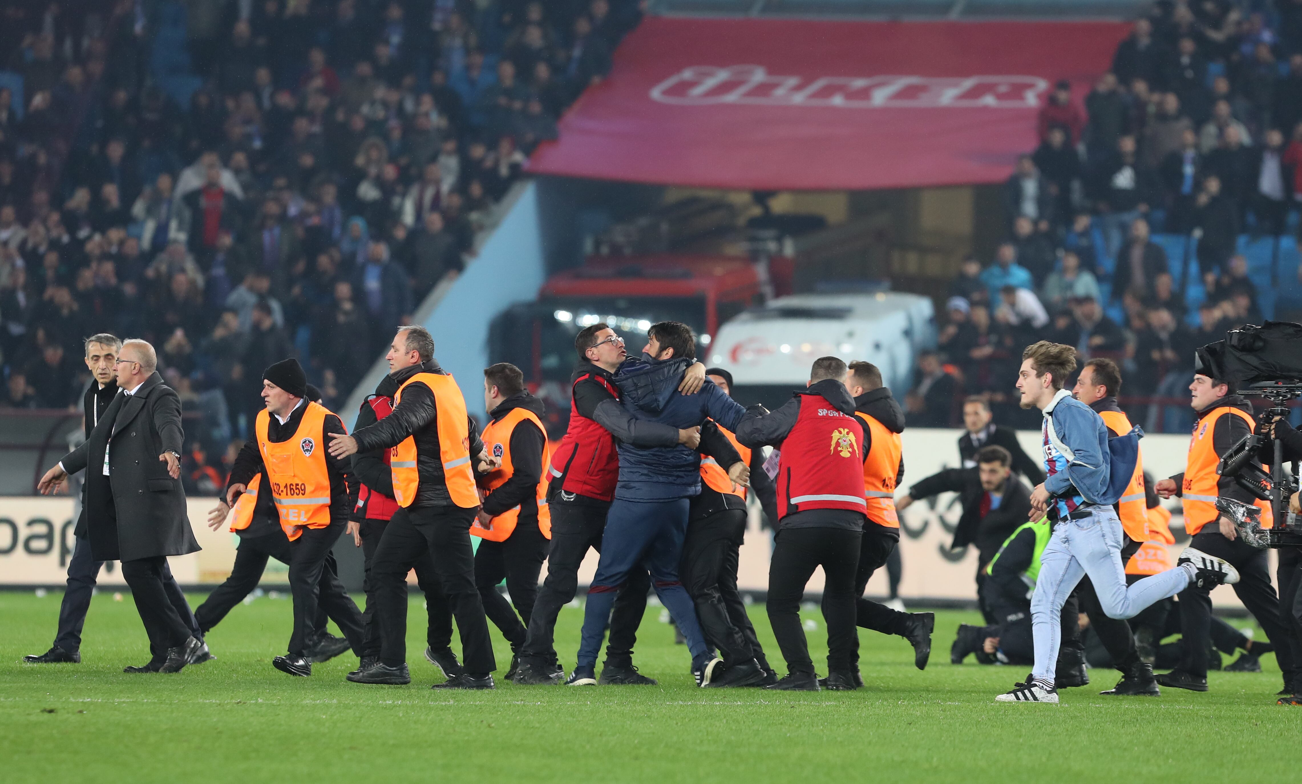 Fanáticos del Trabzonspor atacaron jugadores del Fenerbahce. Foto: EFE/EPA/STR