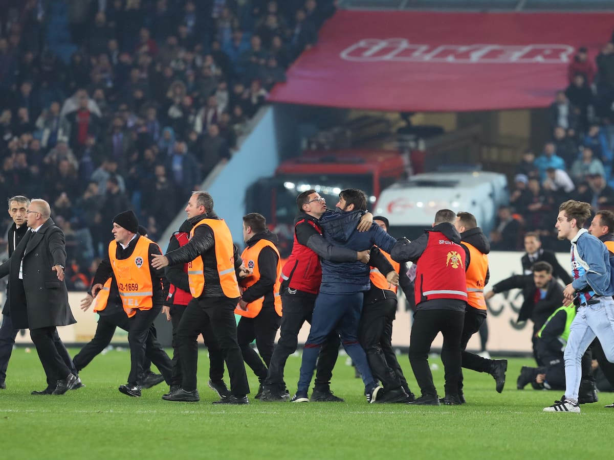 Doce hinchas del Trabzonspor fueron detenidos por asaltar el campo y agredir a jugadores