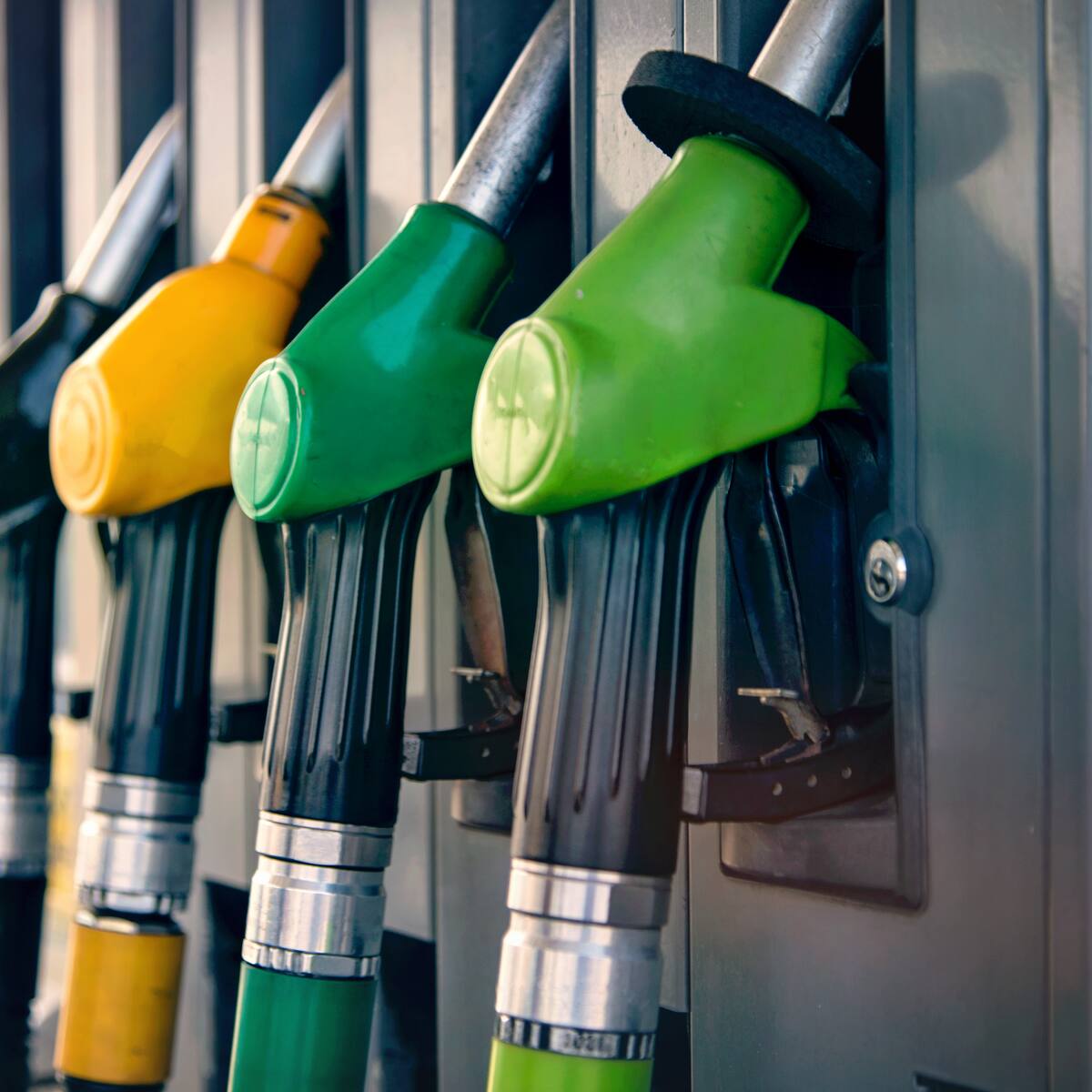 Incremento en precios de gasolina: afectaciones para camioneros y transporte público