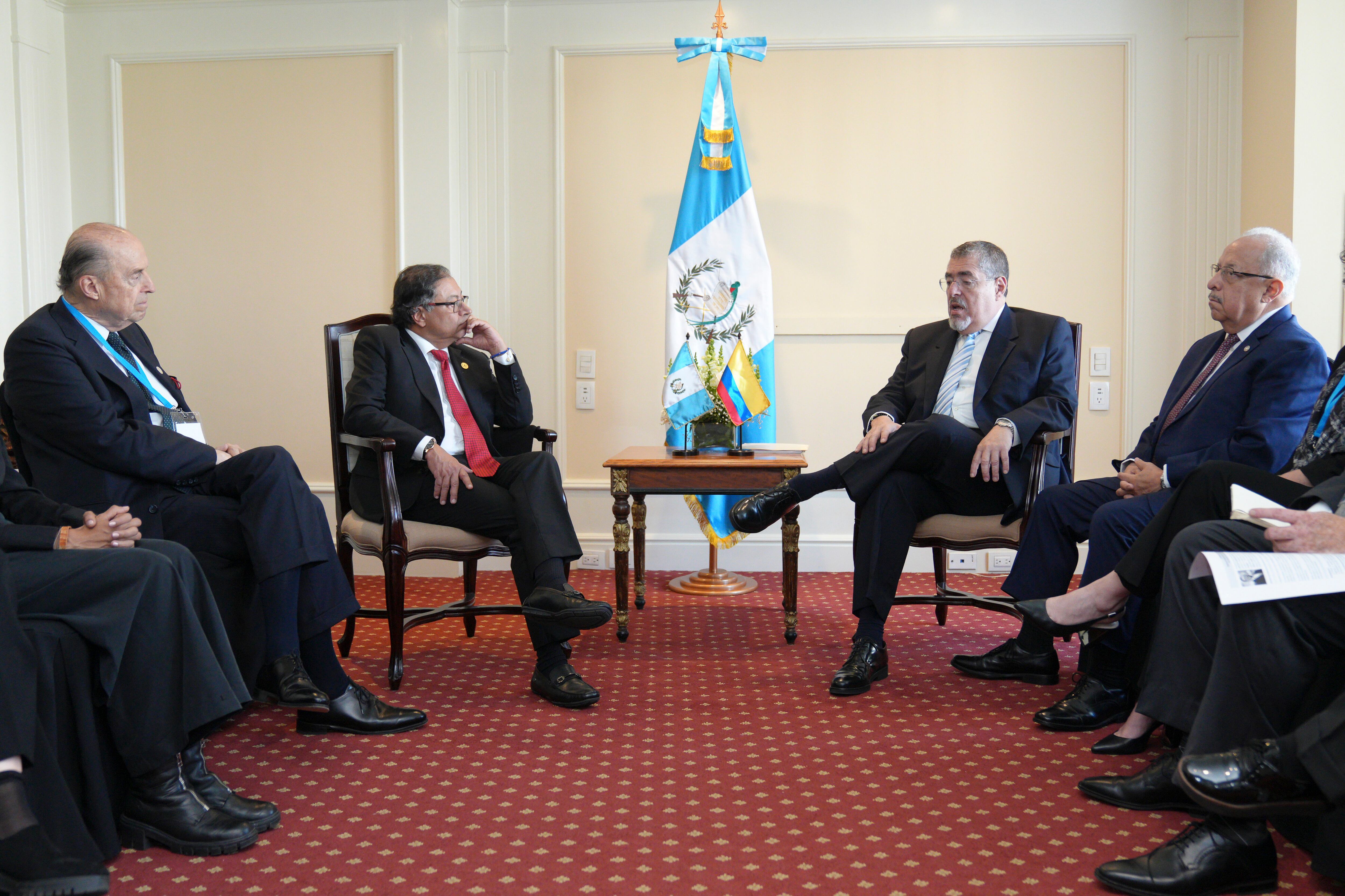 CIUDAD DE GUATEMALA (GUATEMALA), 14/01/2024.- Fotografía cedida por la Presidencia de Colombia que muestra al mandatario colombiano, Gustavo Petro (2-i), mientras se reúne con el presidente electo de Guatemala, Bernardo Arévalo (2-d), hoy, en Ciudad de Guatemala (Guatemala). El presidente colombiano, Gustavo Petro, que llegó la tarde de este domingo a Ciudad de Guatemala, se reunió con el mandatario electo del país centroamericano, Bernardo Arévalo de León, antes de la ceremonia de investidura, que se retrasó porque los diputados salientes del Congreso aún no han juramentado a los elegidos. EFE/ Presidencia de Colombia /SOLO USO EDITORIAL /SOLO DISPONIBLE PARA ILUSTRAR LA NOTICIA QUE ACOMPAÑA (CRÉDITO OBLIGATORIO)