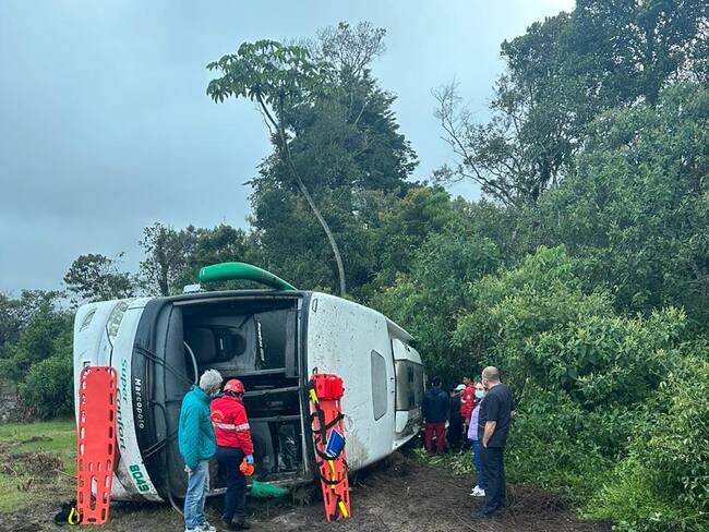 El accidente del bus Berlinas del Fonce que cubría la ruta Bogotá-Bucaramanga, dejó 4 muertos y 15 heridos / Foto: Suministrada.
