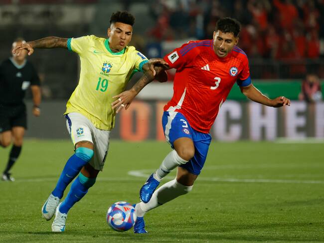 AMDEP8624. SANTIAGO (CHILE), 10/10/2024.- Guillermo Maripán (d) de Chile disputa un balón con Igor Jesus Maciel da Cruz de Brasil este jueves, en un partido de las eliminatorias sudamericanas para el Mundial de 2026 entre Chile y Brasil en el estadio Nacional Julio Martínez Prádanos en Santiago (Chile). EFE/ Elvis González