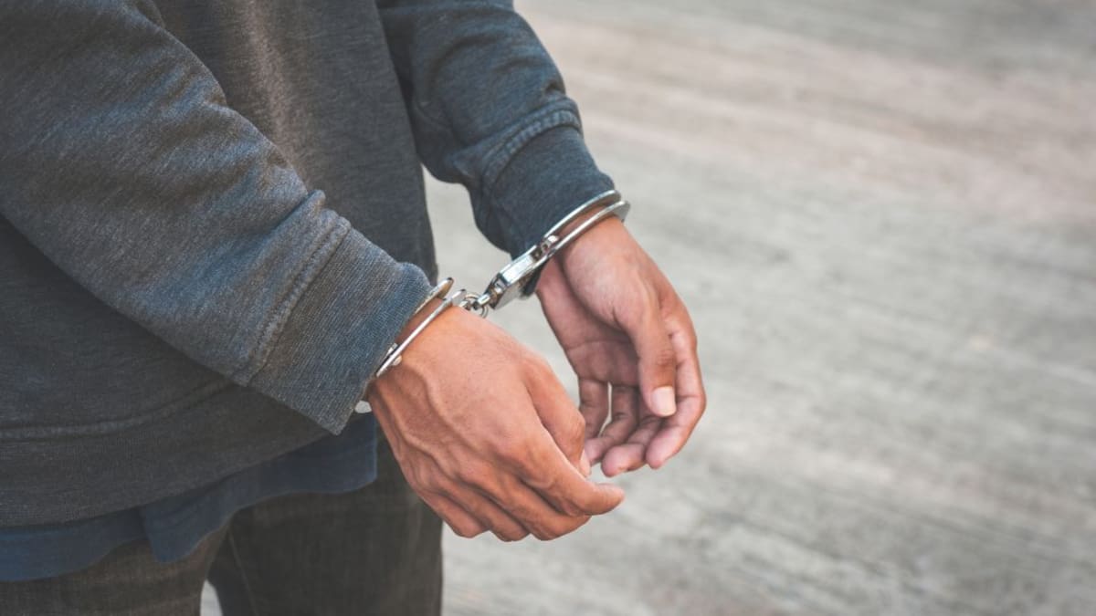 Capturan a profesor acusado de abusar de sus estudiantes