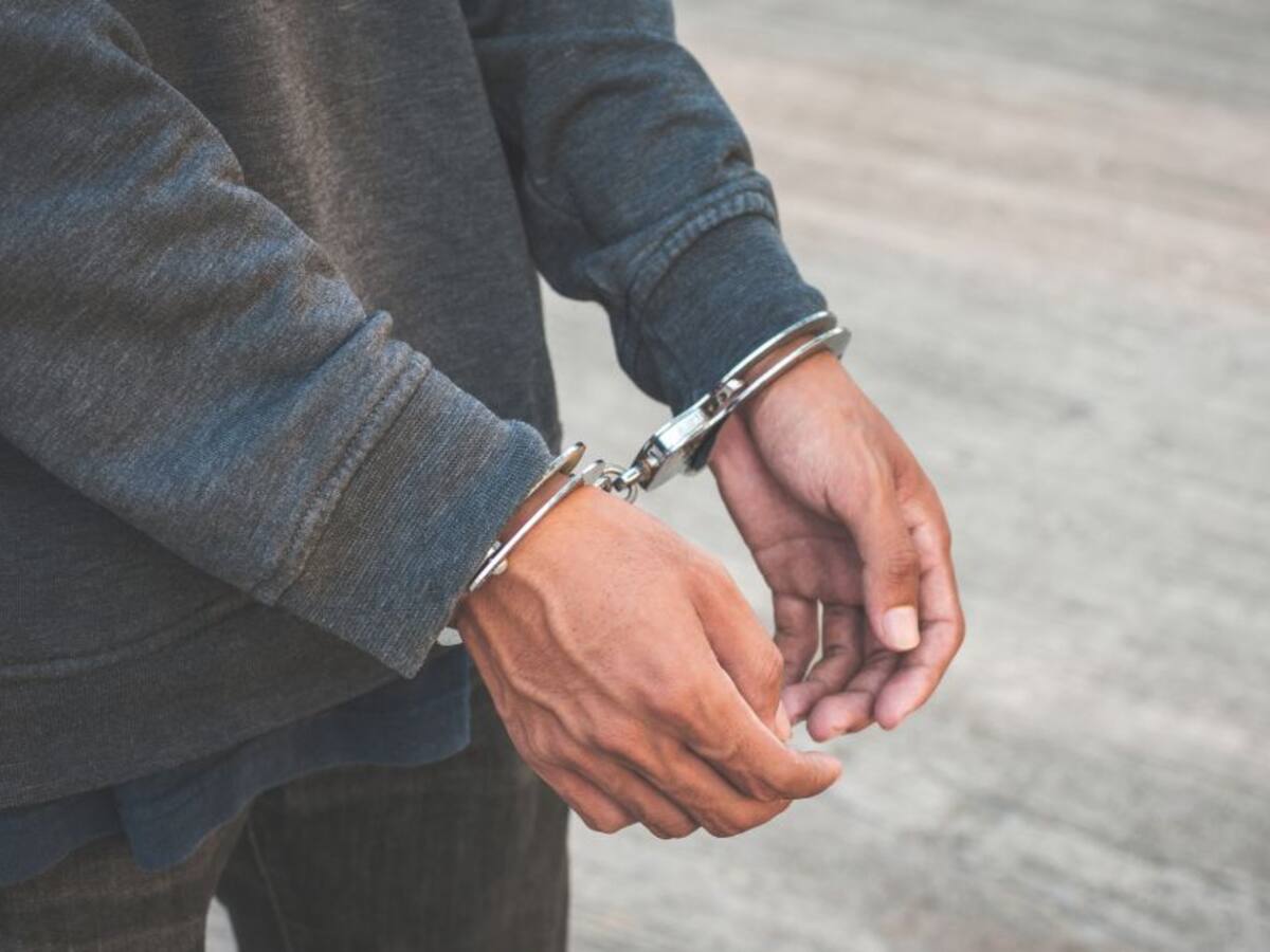 Capturan a profesor acusado de abusar de sus estudiantes