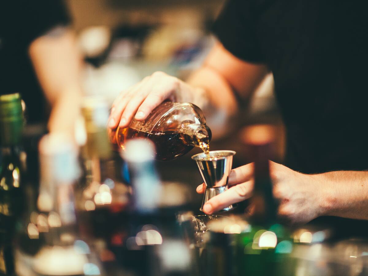 ¿Cómo identificar una botella de trago adulterado?