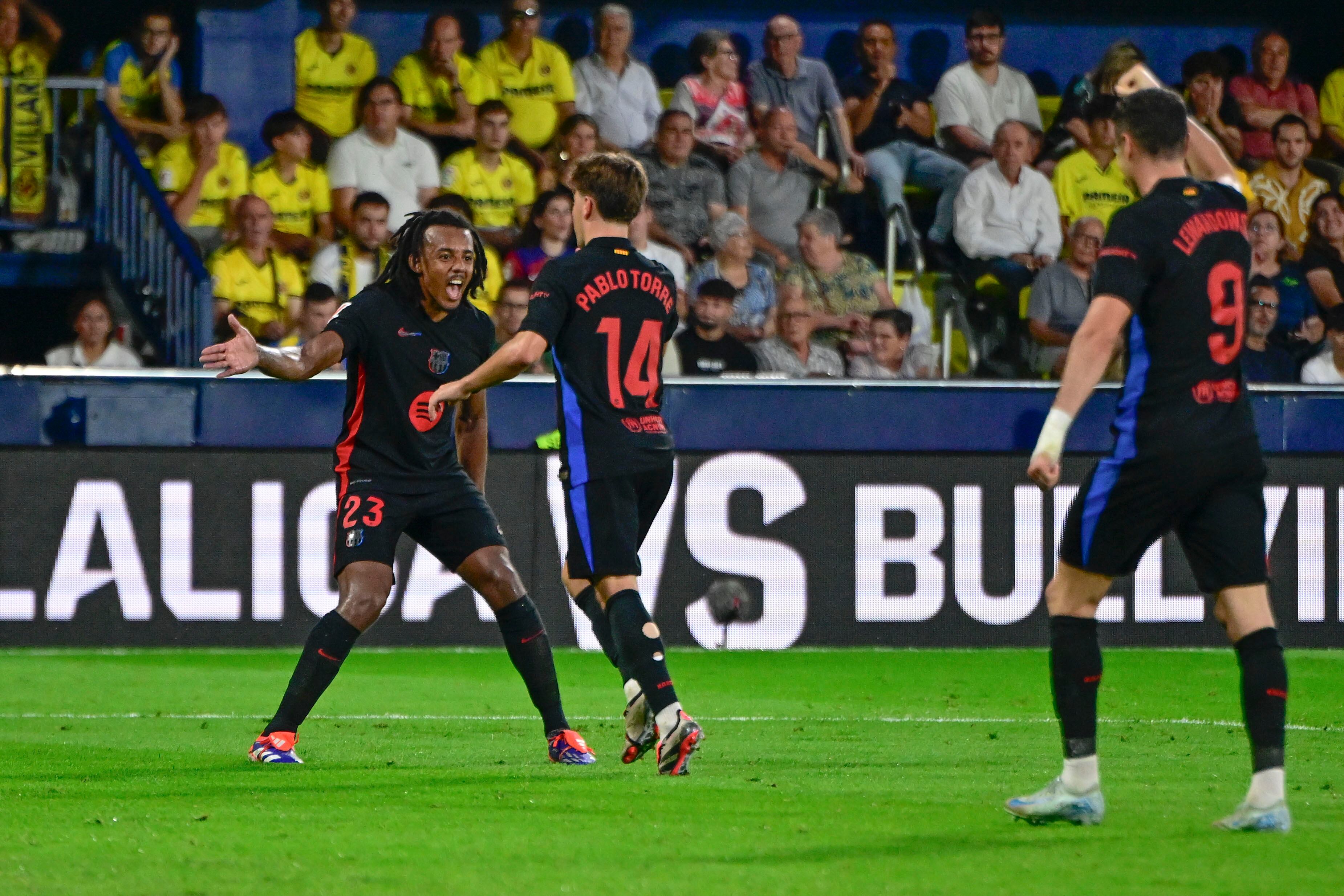 VILLARREAL (CASTELLÓN), 22/09/2024.- El centrocampista del FC Barcelona Pablo Torre (c) celebra con su compañero Jules Koundé (i) después de marcar el tercer gol del equipo contra el Villarreal, en la jornada 6 de LaLiga en el estadio de la Cerámica este domingo. EFE/Andreu Esteban