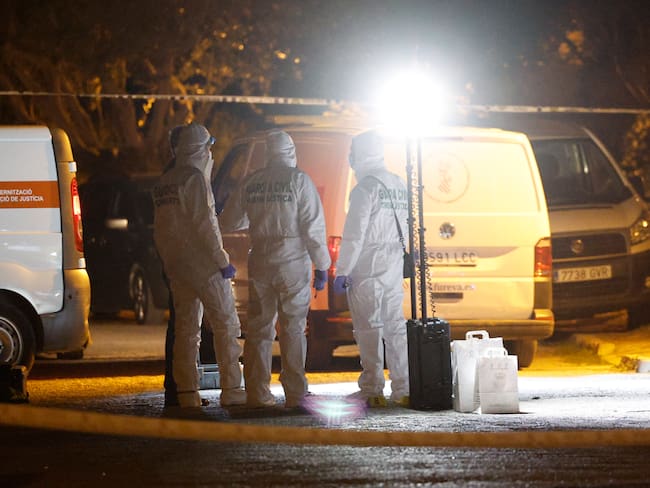 EL SALER (VALENCIA), 27/02/2024.- La Guardia Civil investiga el hallazgo esta noche de los cadáveres de tres hombres de nacionalidad colombiana que presentaban impactos de bala junto a un coche en Gola de Pujol, una zona cercana a El Saler, en Valencia. EFE/Kai Forsterling