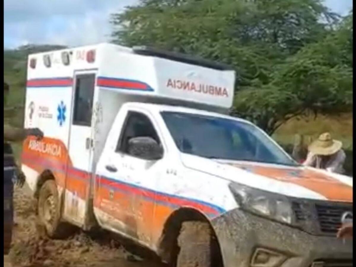 Ambulancia en el Magdalena quedó atrapada en el lodo cuando trasladaba un paciente