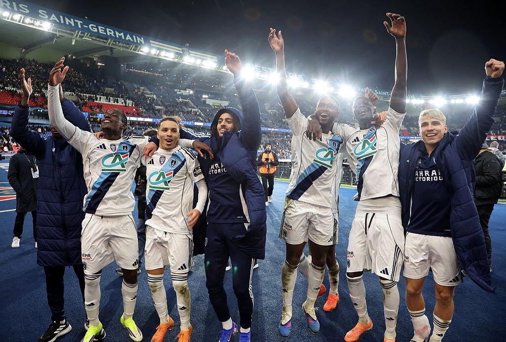 Jugadores del Paris FC celebran su victoria ante el PSG por la Copa de Francia, el 12 de enero de 2026. FOTO: Xavier Laine/Getty Images