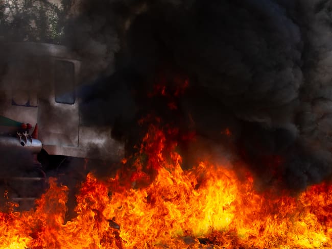 Al menos 17 muertos dejó la explosión de un camión en Ghana. Imagen de referencia de un camión en llamas. Foto: Getty Images