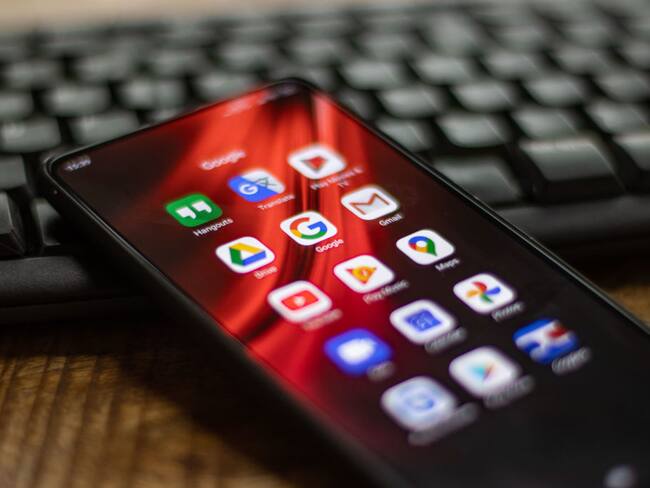 Persona liberando espacio en su celular (Photo by Nicolas Economou/NurPhoto via Getty Images)