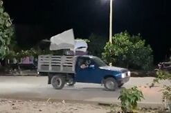 En caravanas y con banderas blancas están saliendo las familias desplazadas del Catatumbo. / Foto: Cortesía.